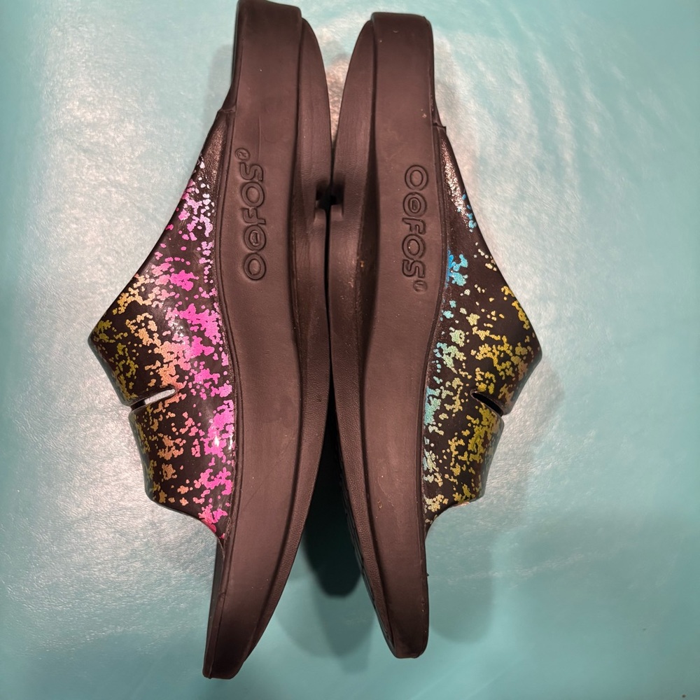 Like New Oofos OOaah Limited 80s Arcade Black Recovery Slide Sandals - Picture 5 of 6